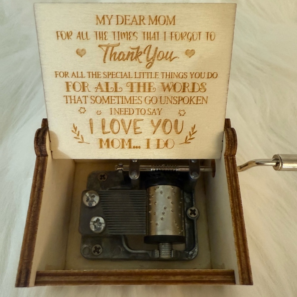 Mother’s Day Gift Wooden Hand Crank Music Box, -Melody You Are My Sunshine